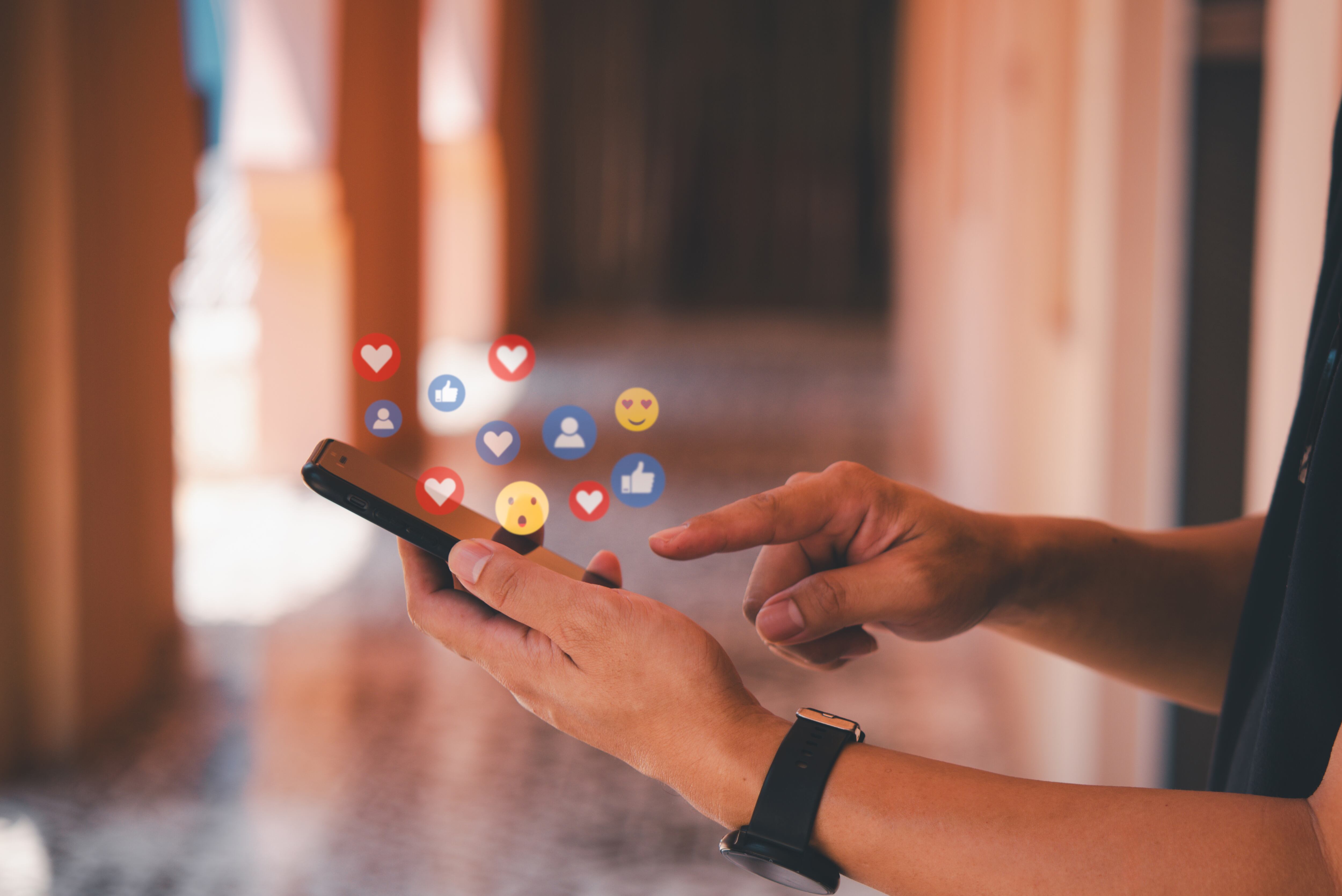 Las redes sociales almacenan datos e información personal importante.