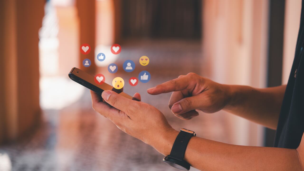 Las redes sociales almacenan datos e información personal importante.