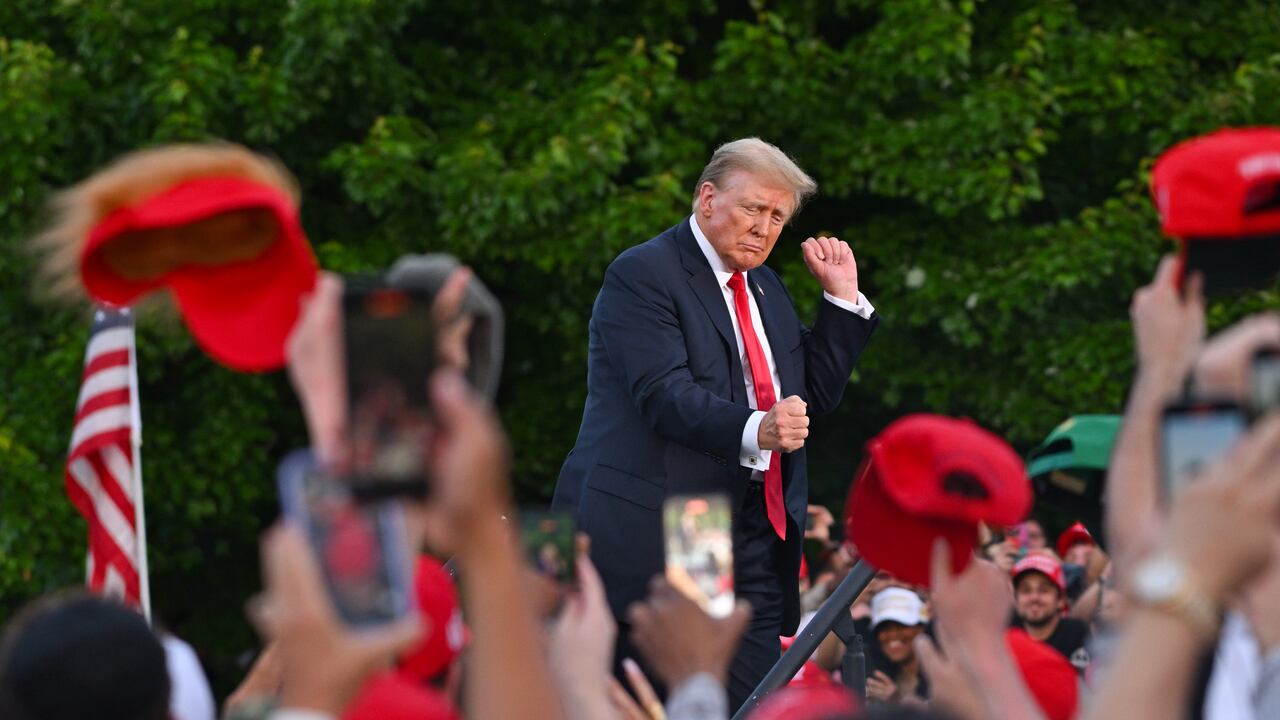 El ex presidente estadounidense Donald Trump baila en su mitin de campaña en Crotona Park en el sur del Bronx el jueves 23 de mayo de 2024 en la ciudad de Nueva York. (Foto de James Devaney/GC Images)