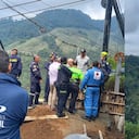 Organismos de socorro tratan de rescatar a cinco personas que quedaron atrapadas en cable aéreo de Caldas.