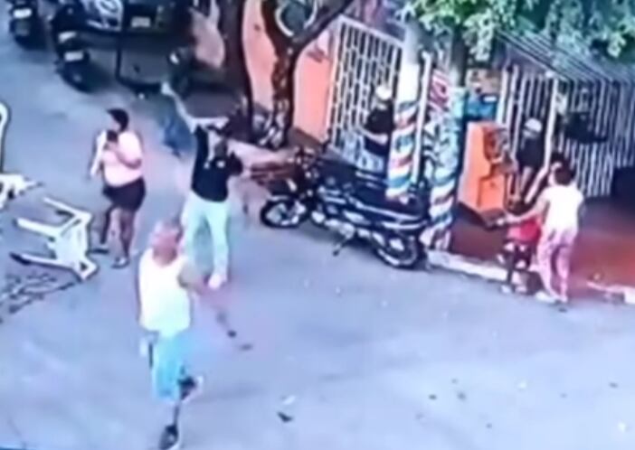 En lugar también habían niños, quien por fortuna resultaron ilesos.