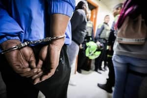 Esposado durante operativo del Comando Nocturno en Bogotá