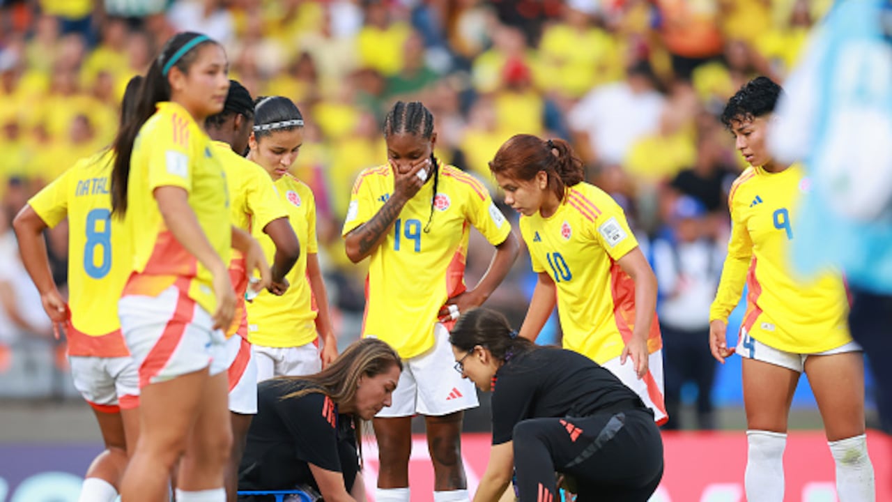 Yunaira López de Colombia recibe atención médica durante el partido de la Copa Mundial Femenina Sub-20 de la FIFA Colombia 2024 entre México y Colombia en el Estadio Atanasio Girardot el 06 de septiembre de 2024 en Medellín, Colombia.