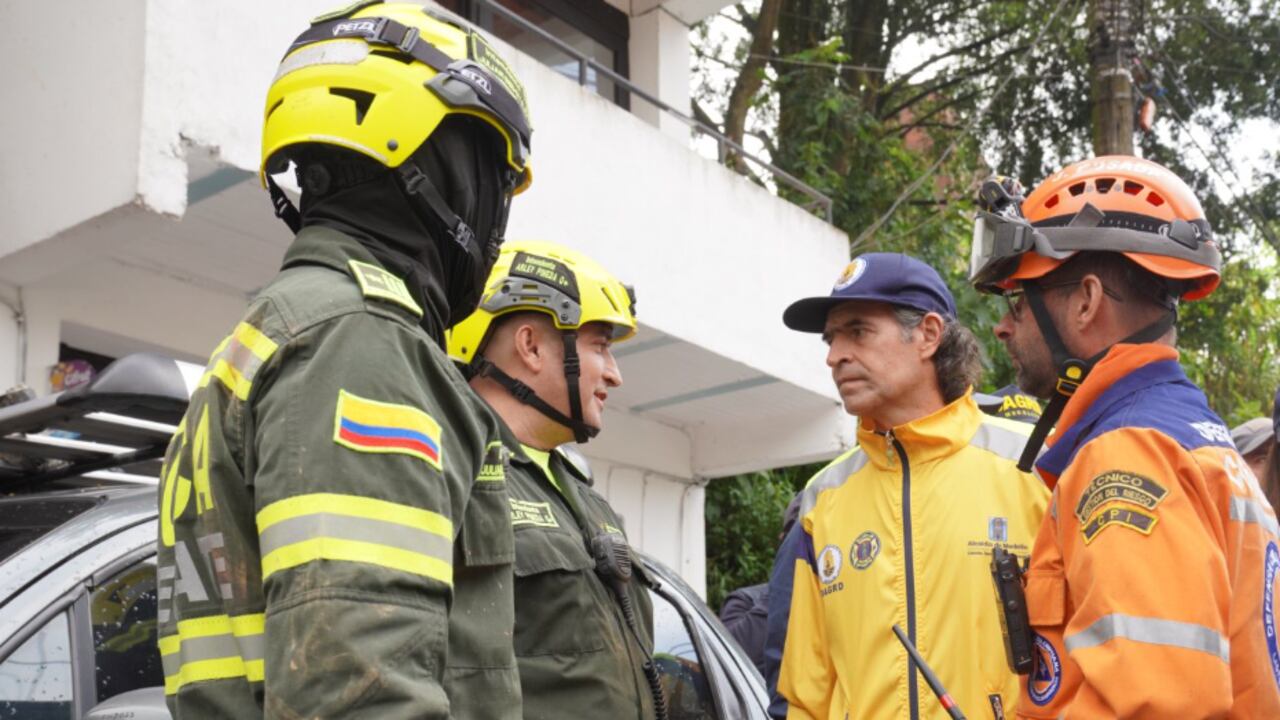 Federico Gutiérrez habla de la emergencia por lluvias en Altavista: una mujer murió y su hijo está desaparecido.