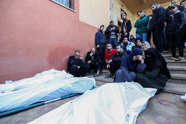 La gente llora mientras recoge los cuerpos de los palestinos muertos en un ataque aéreo el 10 de diciembre de 2023 en Khan Yunis, Gaza. Naciones Unidas considera que ningún lugar de Gaza es seguro para los civiles, ya que Israel intensificó las operaciones militares después de que una tregua sostenida entre Hamas e Israel no se mantuviera más de una semana a pesar de las conversaciones diplomáticas y la liberación de cautivos.