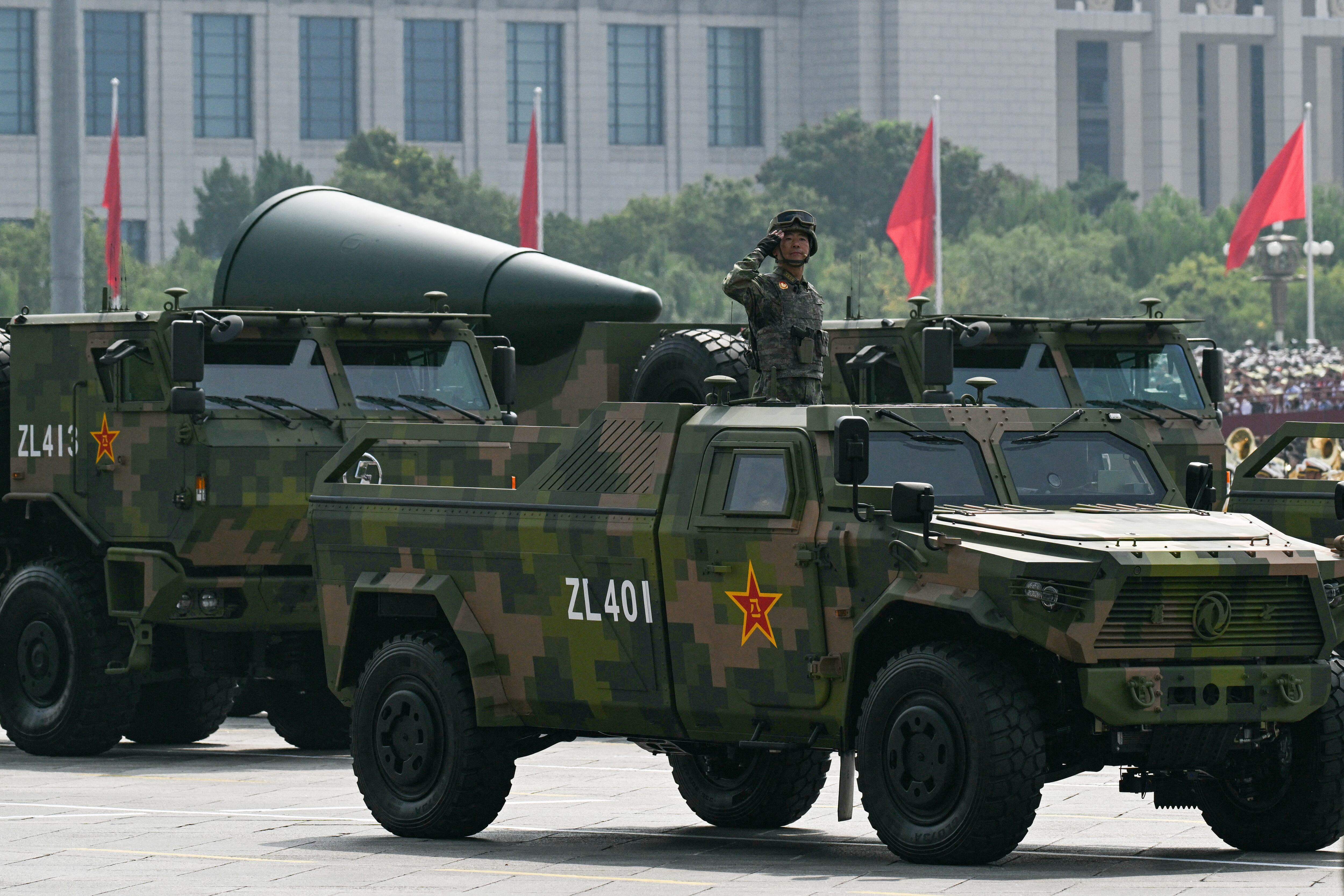 Se ve una ojiva balística durante un desfile militar que marca el 80 aniversario de la victoria sobre Japón y el fin de la Segunda Guerra Mundial, en la Plaza de Tiananmen de Beijing el 3 de septiembre de 2025. (Foto de Greg Baker / AFP)