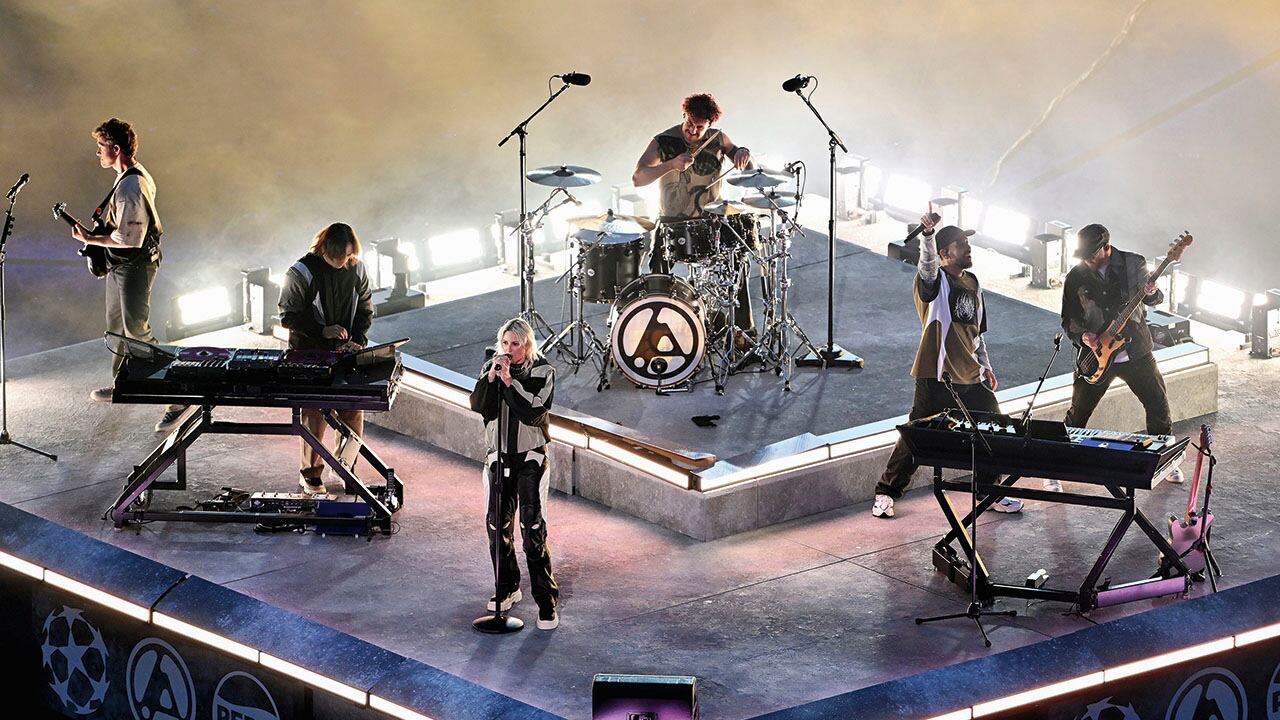 El impacto de cómo sus canciones golpean rítmicamente y todo lo que representan para miles, desde sus letras, sus catarsis y sus angustias, no se ha diluido. Y no deja de evocar a ese que ya no está, pero no como un ancla, sí como un viento.