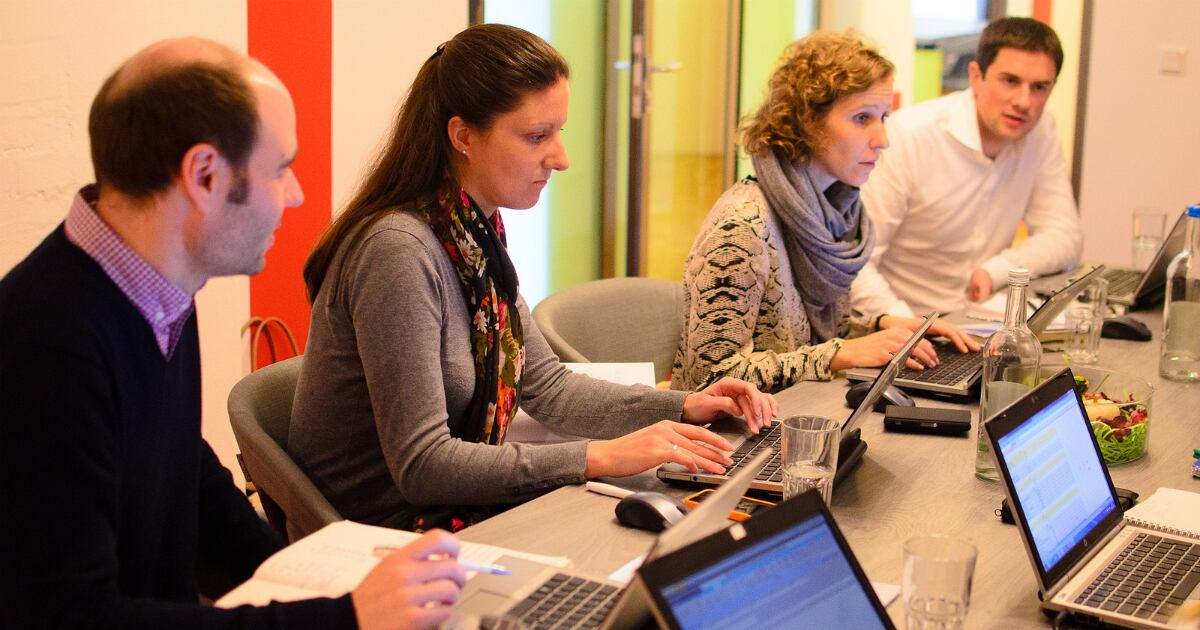 Las personas con hipoacusia probablemente realizan tareas incorrectas, dado que no entenderá las peticiones y tendrá altos niveles de frustración y aislamiento.