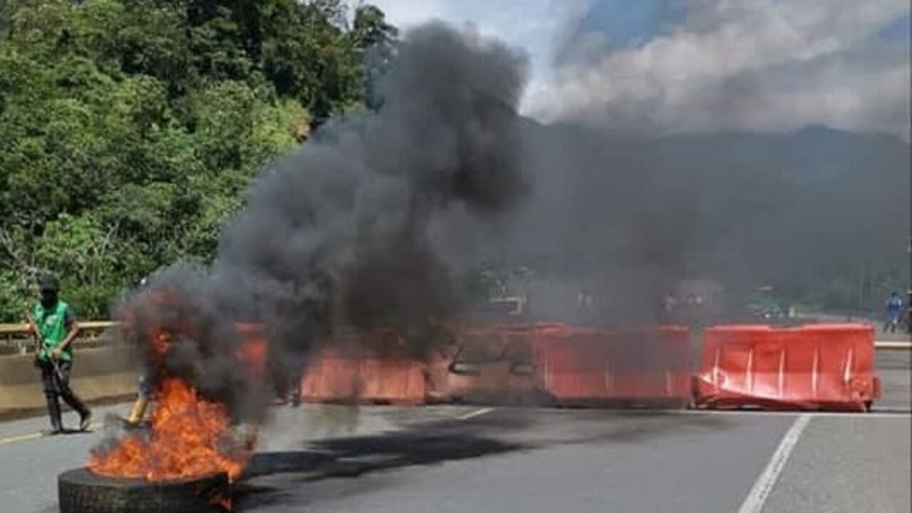 En el bloqueo hay personas encapuchadas que han incinerado llantas.