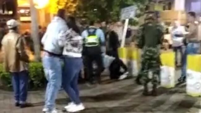 Así fue la violenta agresión a guardas de tránsito por parte de conductores aparentemente borrachos en Antioquia.