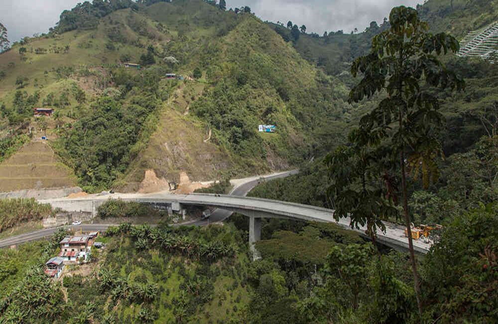 Nuevo puente de Honda En construcción: un puente atirantado de 407 metros de largo y 15 metros de ancho sobre el río Magdalena. Inversión: 86.942 millones de pesos. Beneficio: la obra permitirá el tránsito directo entre Guaduas y La Dorada. Será una vía alterna por donde transitarán tractomulas y camiones de carga. Recortará el tiempo de viaje entre 30 y 45 minutos. Terminación de obra: septiembre de 2018.