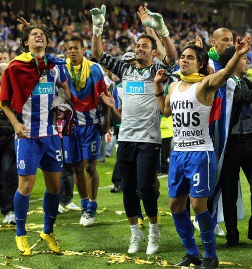 De izquierda a derecha los jugadores del FC Porto Cristian Sapunaru, Fredy Guarín (detrás), Beto y Falcao celebran tras conseguir el título de la Liga Europa al vencer al Sporting de Braga durante la final en el estadio Dublín Arena, de Dublín, Irlanda, el miércoles 18 de mayo de 2011. FC Porto ganó 1-0 y se coronó campeón de la Liga Europa. 