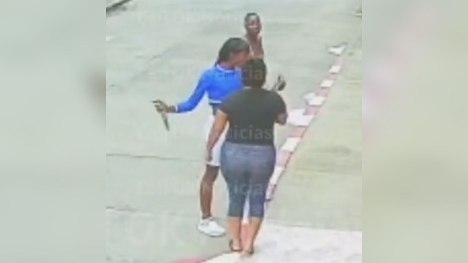 La ladrona amedrentó a su víctima con tremendo puñal.