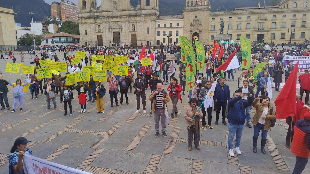 El presidente de la CUT, Fabio Arias, invitó al plantón.