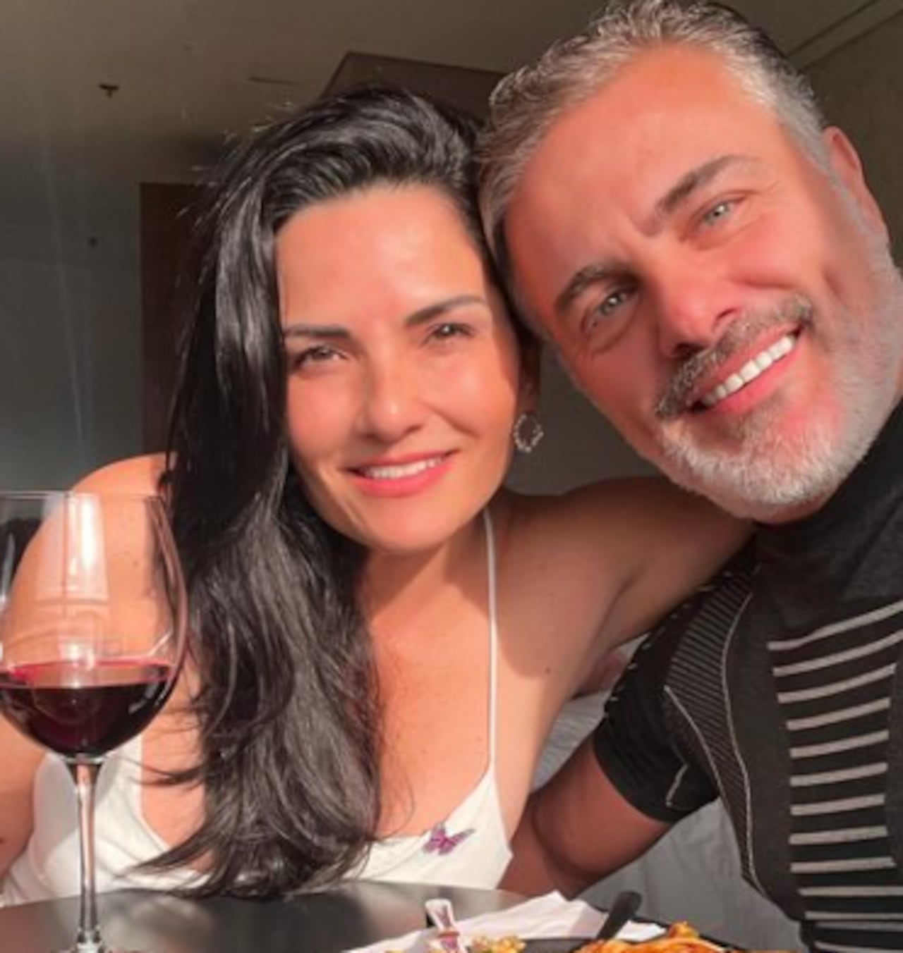 Marcelo Dos Santos y su esposa Beatriz Helena Álvarez se casaron en una boda íntima, después de 18 años de relación.