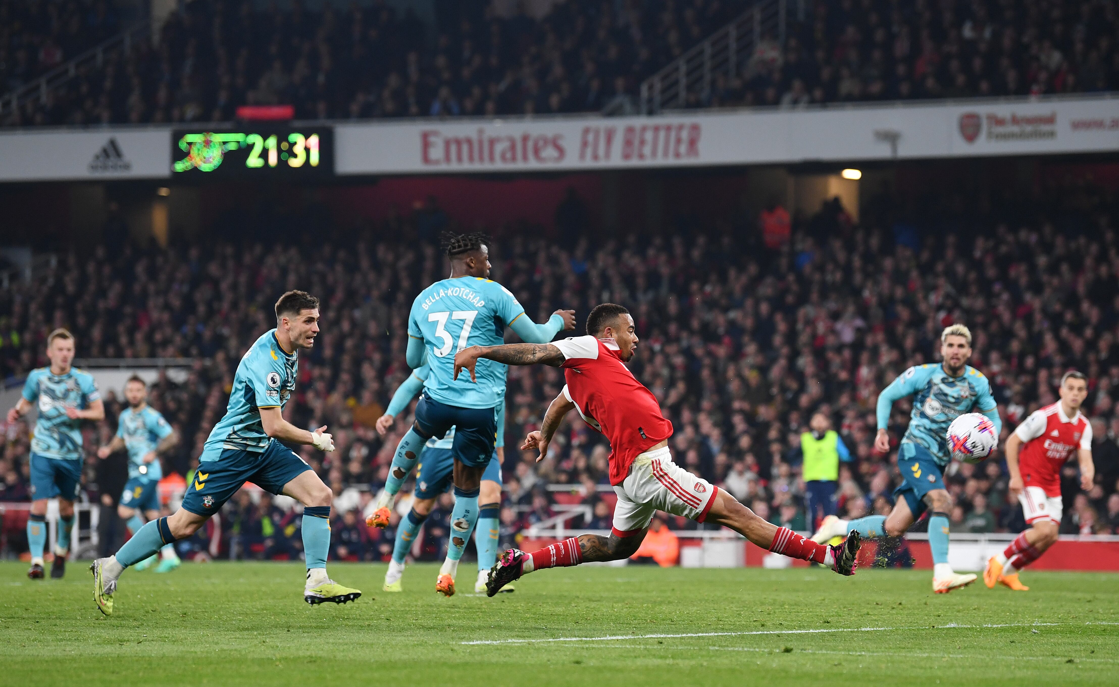 Arsenal se mantiene líder con 75 puntos.