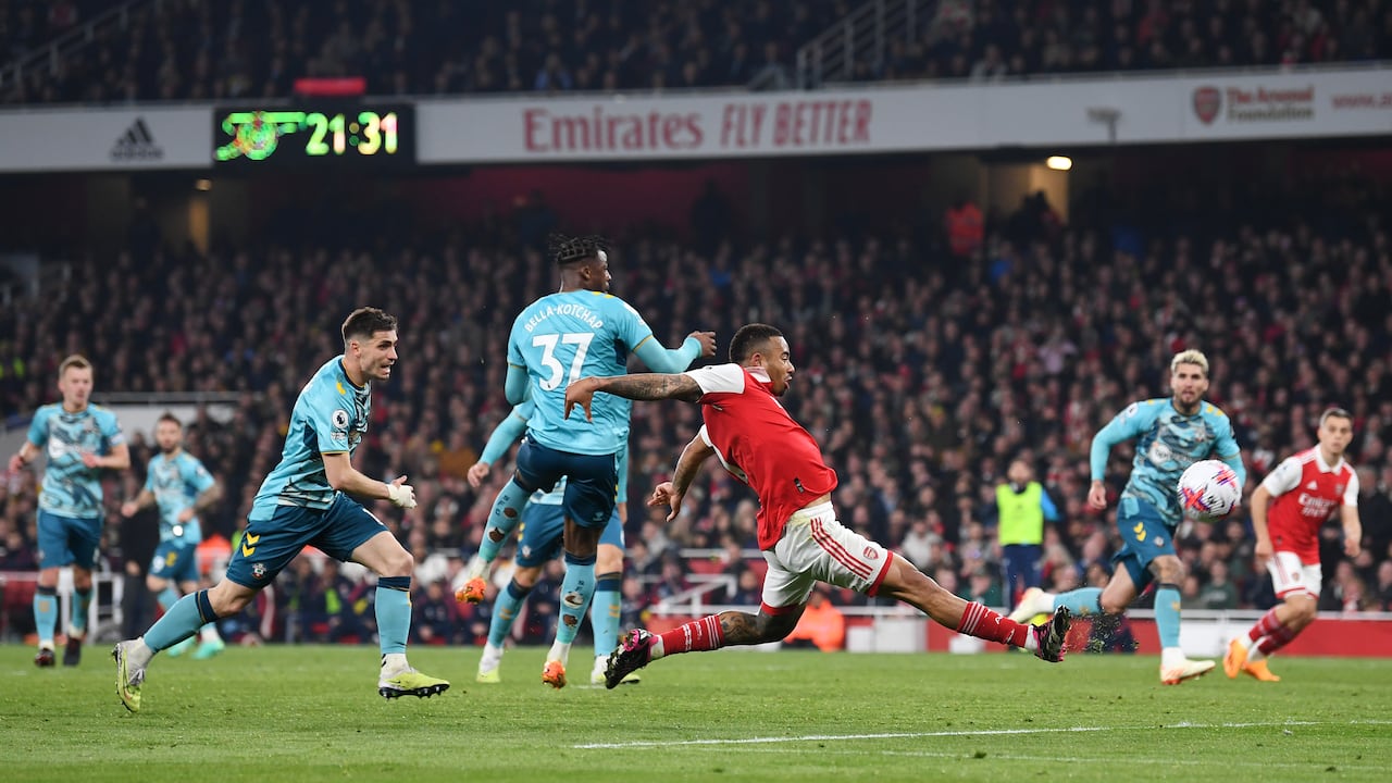 Arsenal se mantiene líder con 75 puntos.