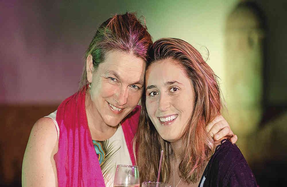 Annebeth Webb y Rose Hooks.