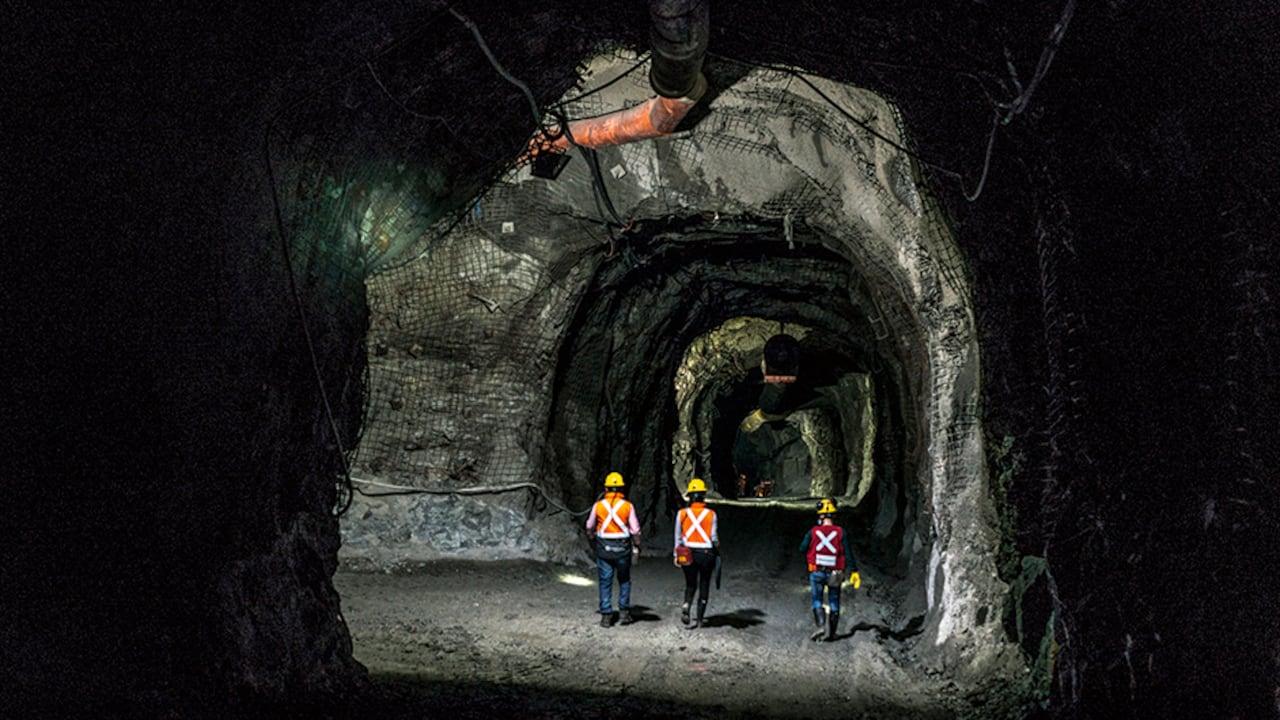 La mina de Zijin-Continental en Buriticá, Antioquia, es una de las grandes apuestas del país para industrializar una actividad que se ha caracterizado por la alta informalidad y la ilegalidad. Buriticá, de 11.000 habitantes, recibirá 37.000 millones en regalías de acá a 2025.