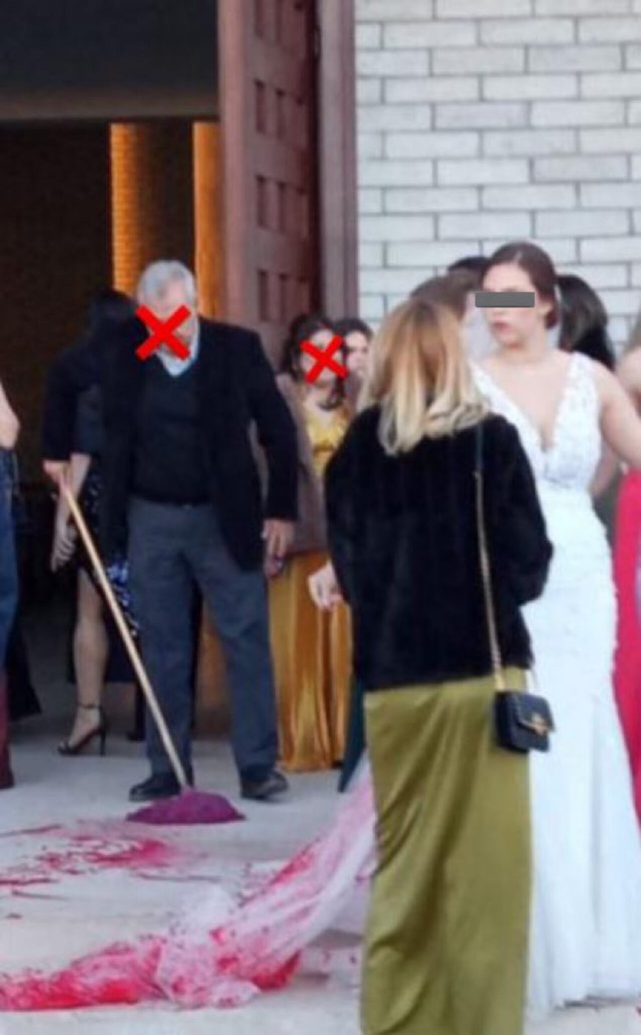 La mujer decidió continuar con la boda poniéndose otro vestido