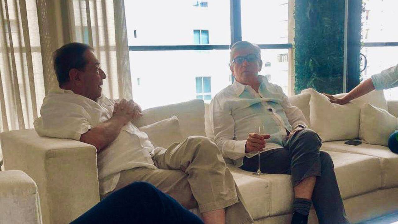 Foto filtrada a varios medios de la reunión entre Fuad Char y César Gaviria (centro).