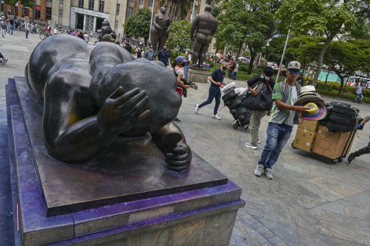 Vandalizadas esculturas de Fernando Botero en Medellín. Foto: Joaquin Sarmiento / AFP