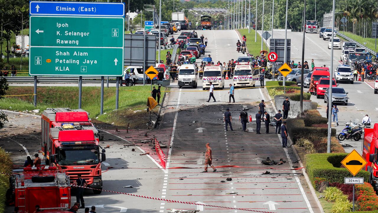 Las autoridades inspeccionan la escena de un accidente aéreo en Shah Alam, Malasia, 17 de agosto de 2023.