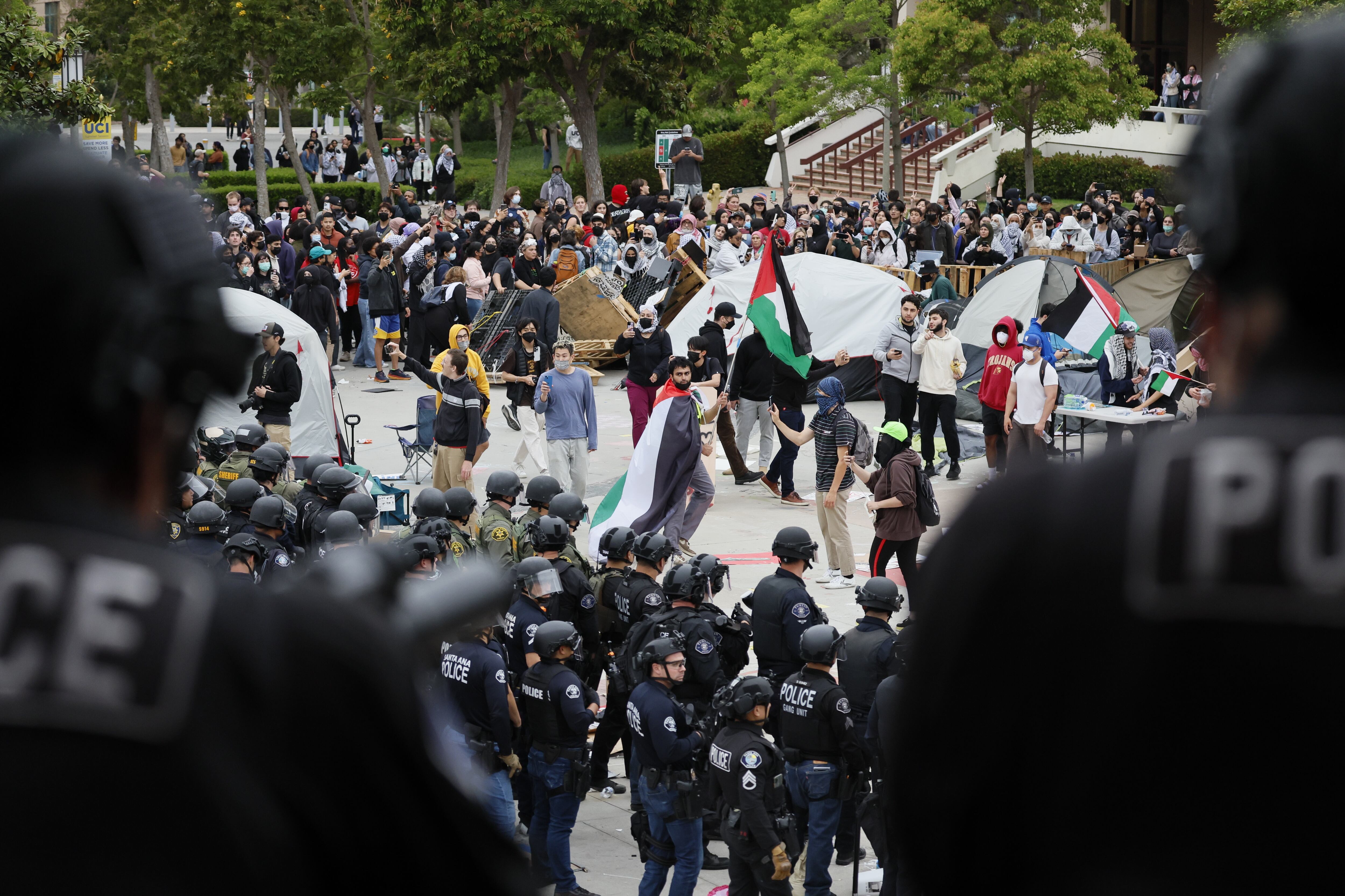 Una protesta pro Palestina de una semana de duración en UC Irvine exigiendo que la universidad se deshaga de Israel por la guerra de Hamas dio un giro tenso el miércoles 15,2024 de mayo, cuando los manifestantes bloquearon la entrada al edificio de ciencias físicas en una aparente ocupación de las instalaciones.