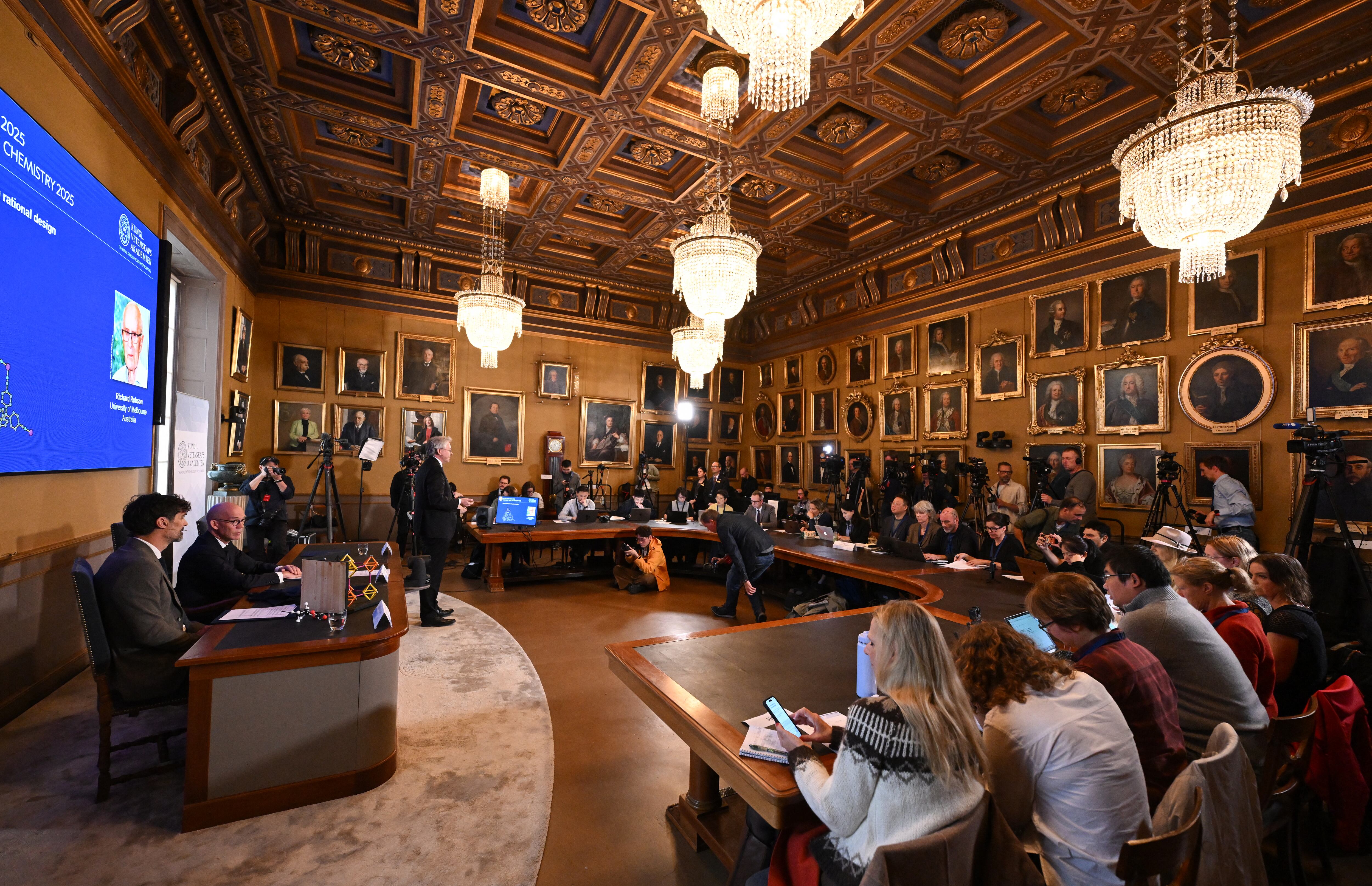 Los tres científicos ganaron el Premio Nobel de Química por desarrollar estructuras metalorgánicas (MOF) que pueden utilizarse para capturar dióxido de carbono y recolectar agua del aire del desierto, entre otras cosas