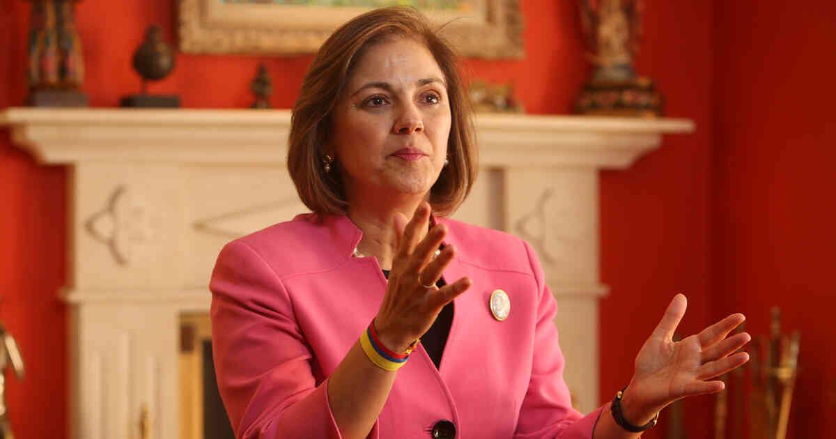 Que María del Rosario Guerra haya participado del proceso de paz de los años 1990 no deja de ser toda una paradoja.