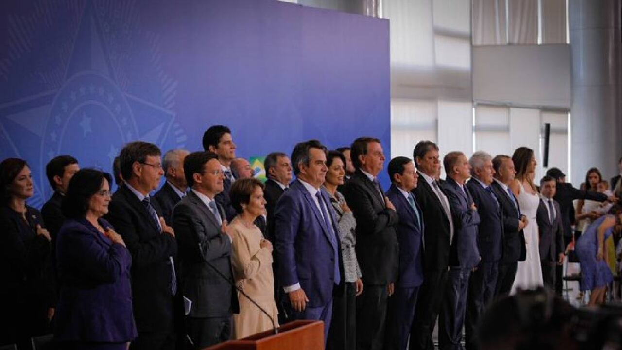 Diez de los 23 ministros del gabinete de Bolsonaro en Brasil presentaron su carta de renuncia