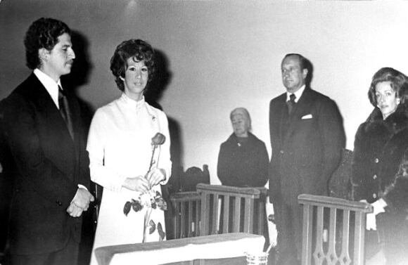Durante su matrimonio con Gloria Pachón. A la derecha, el ex presidente de Colombia, Misael Pastrana Borrero. 