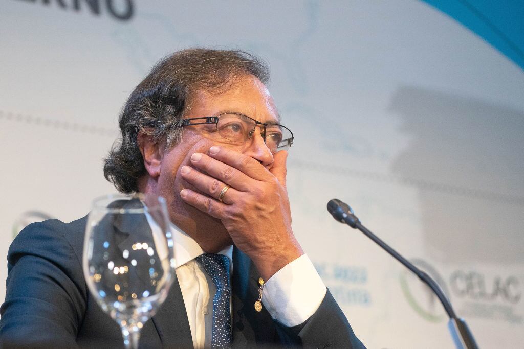 El presidente de Colombia Gustavo Petro gesticula como parte de la VII Cumbre de la Comunidad de Estados Latinoamericanos y Caribeños (CELAC) el 24 de enero de 2023 en Buenos Aires, Argentina (Foto de Getty Images/Getty Images).