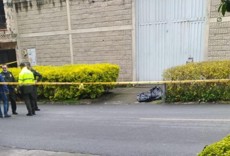 Cadáver envuelto en bolsas plásticas en Medellín.