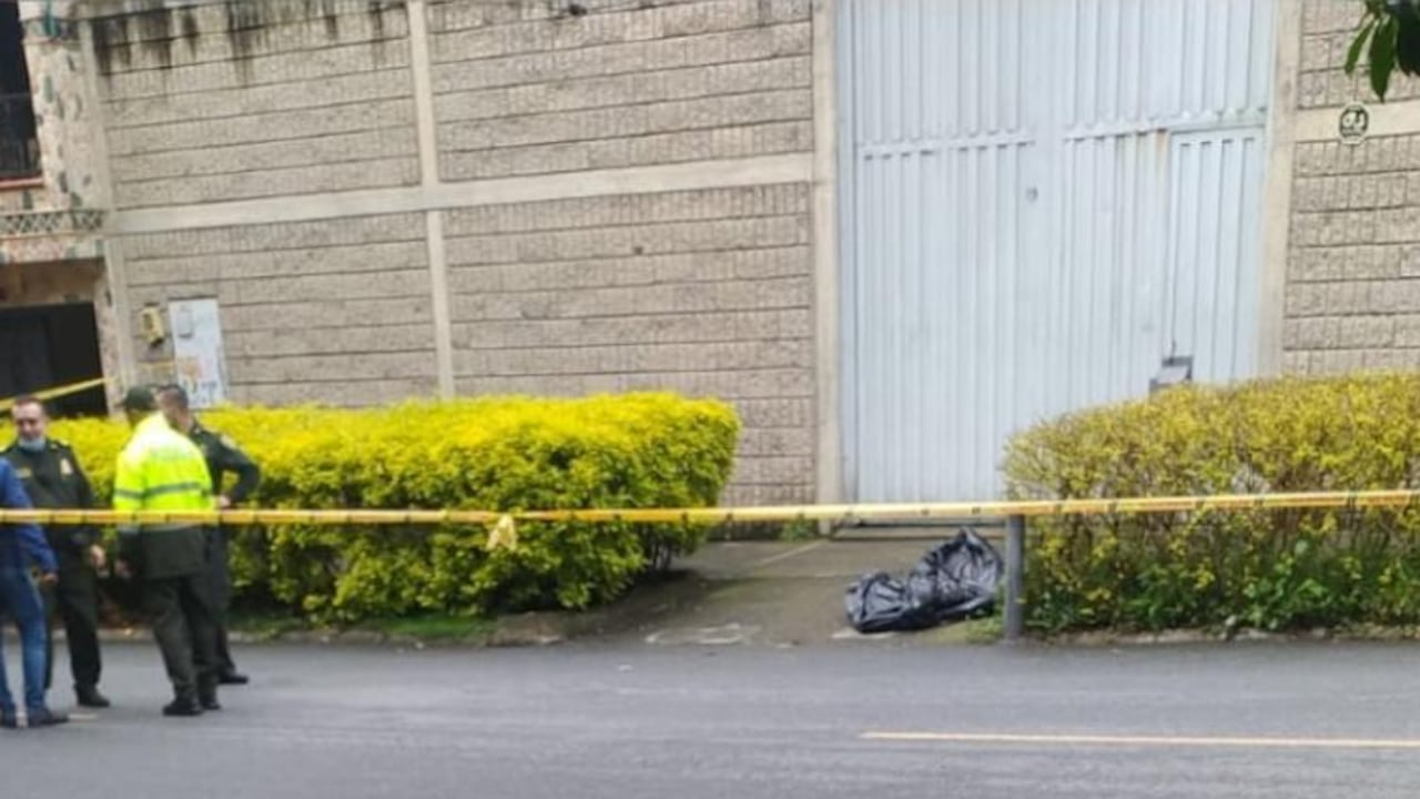 Cadáver envuelto en bolsas plásticas en Medellín.