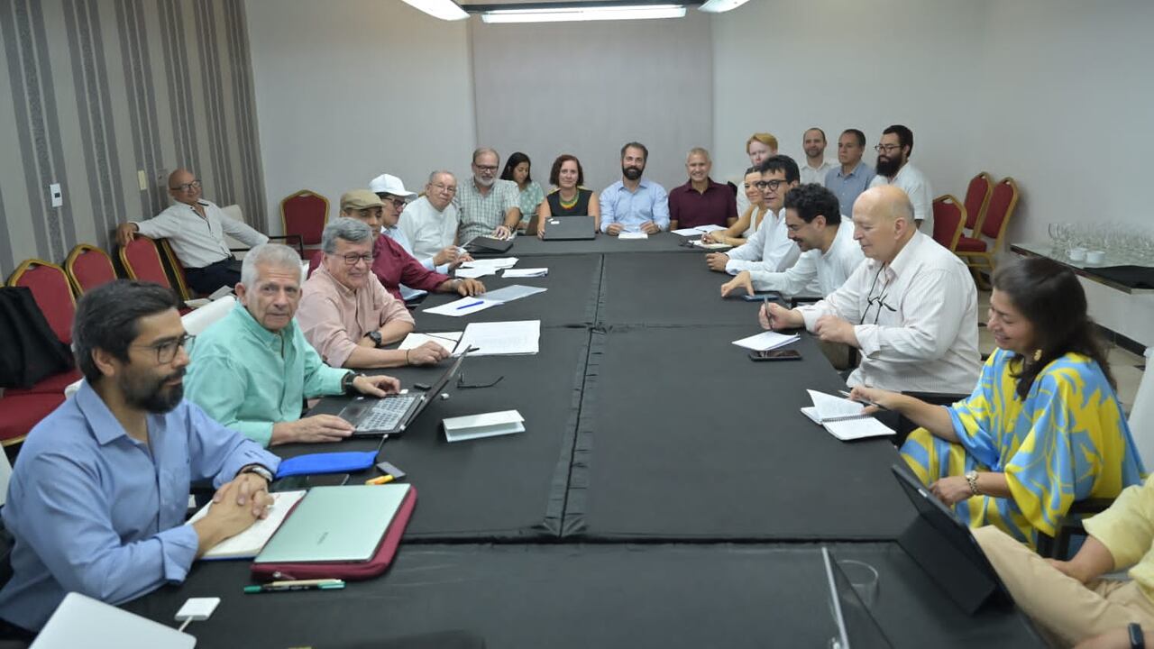 Negociadores del Gobierno y del ELN en sesión de trabajo en La Habana (Cuba).
