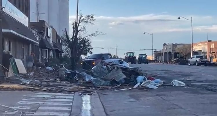 la amenaza se cierne sobre varios estados del sur y el centro-oeste por el avance de peligrosas tormentas que, alimentadas por las altas temperaturas de la región, formaron tornados, tormentas eléctricas y granizo del tamaño de pelotas de golf.