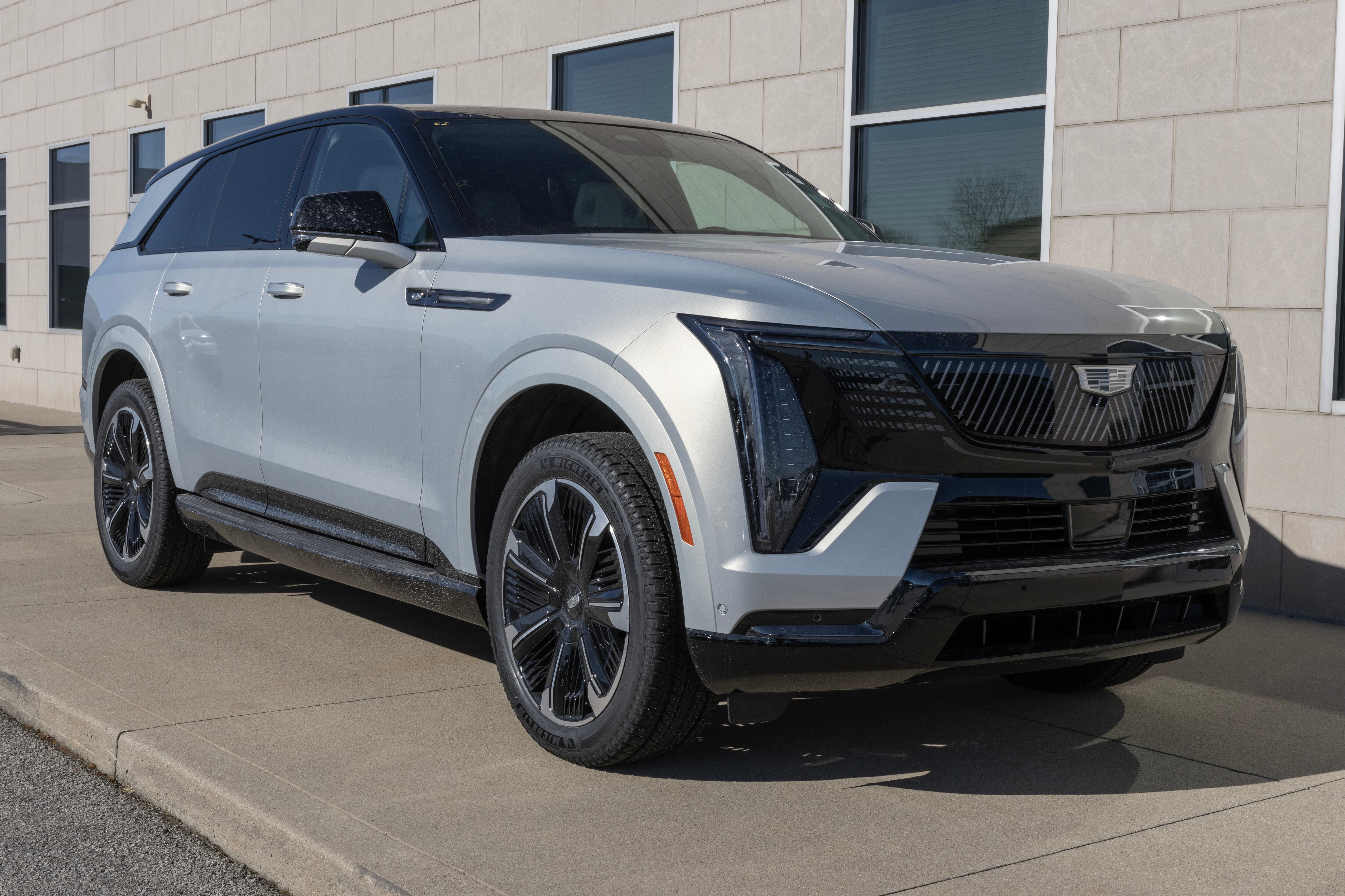 El lujo sigue siendo una prioridad para la línea eléctrica de Cadillac, como la Escalade IQ.