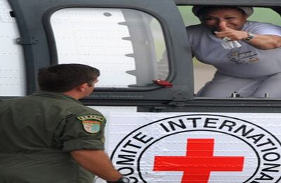   La senadora Piedad Córdoba y la misión humanitaria abordan el helicóptero que los lleva al lugar donde será liberado el soldado Josué Daniel Calvo.