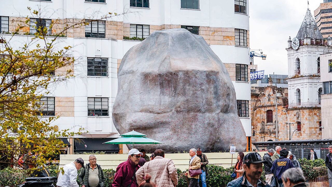 En la Plaza del Rosario, el moniolito 'Dándoles peso a unos besos', de Iván Argote, pedía ser besado y compartía el labial con hombres y mujeres por igual.