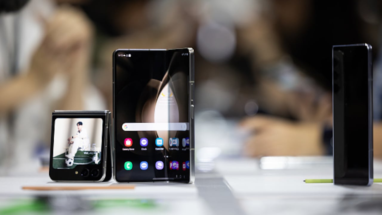 Un teléfono inteligente Galaxy Z Fold 5 de Samsung Electronics Co., en el centro, un teléfono inteligente Galaxy Z Flip5 durante el evento Galaxy Unpacked en Seúl, Corea del Sur, el miércoles 26 de julio de 2023. Foto: Getty Images