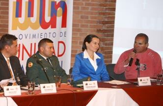 De izquierda a derecha; Oscar Morales, Fundación un millon de voces; Raimundo Malagón, Teniente liberado operación jaque; Clara Rojas, ex secuestrada; Desmovilizado de las farc, reinsertado social.