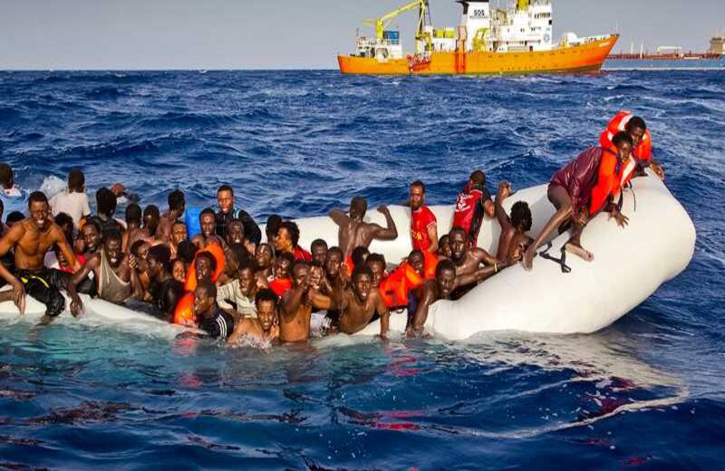 Un grupo de inmigrantes claman por ayuda desde una balsa en  medio del mar Mediterráneo, cerca a las costas italianas. Según las autoridades fronterizas, cerca de 9.600 inmigrantes, la mayoría de África y el Medio Oriente han tratado de cruzar a Europa en busca de una mejor vida. 