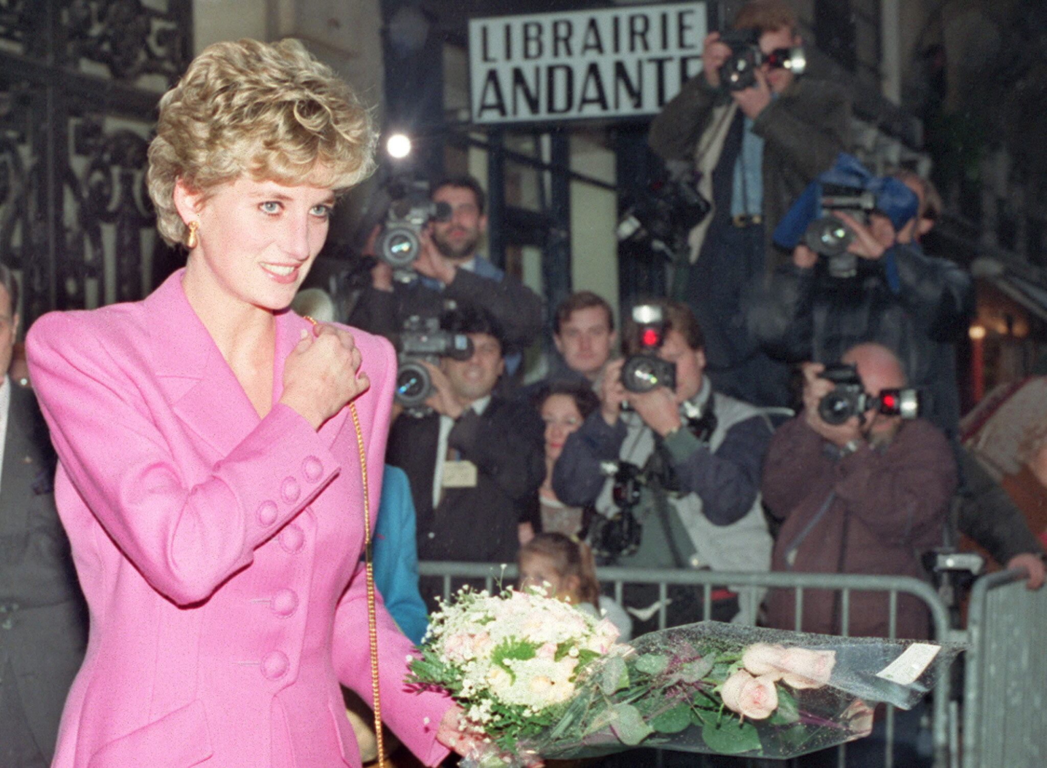 En esta foto tomada el 14 de noviembre de 1992, la princesa Diana sale de una tienda de libros en Paris.