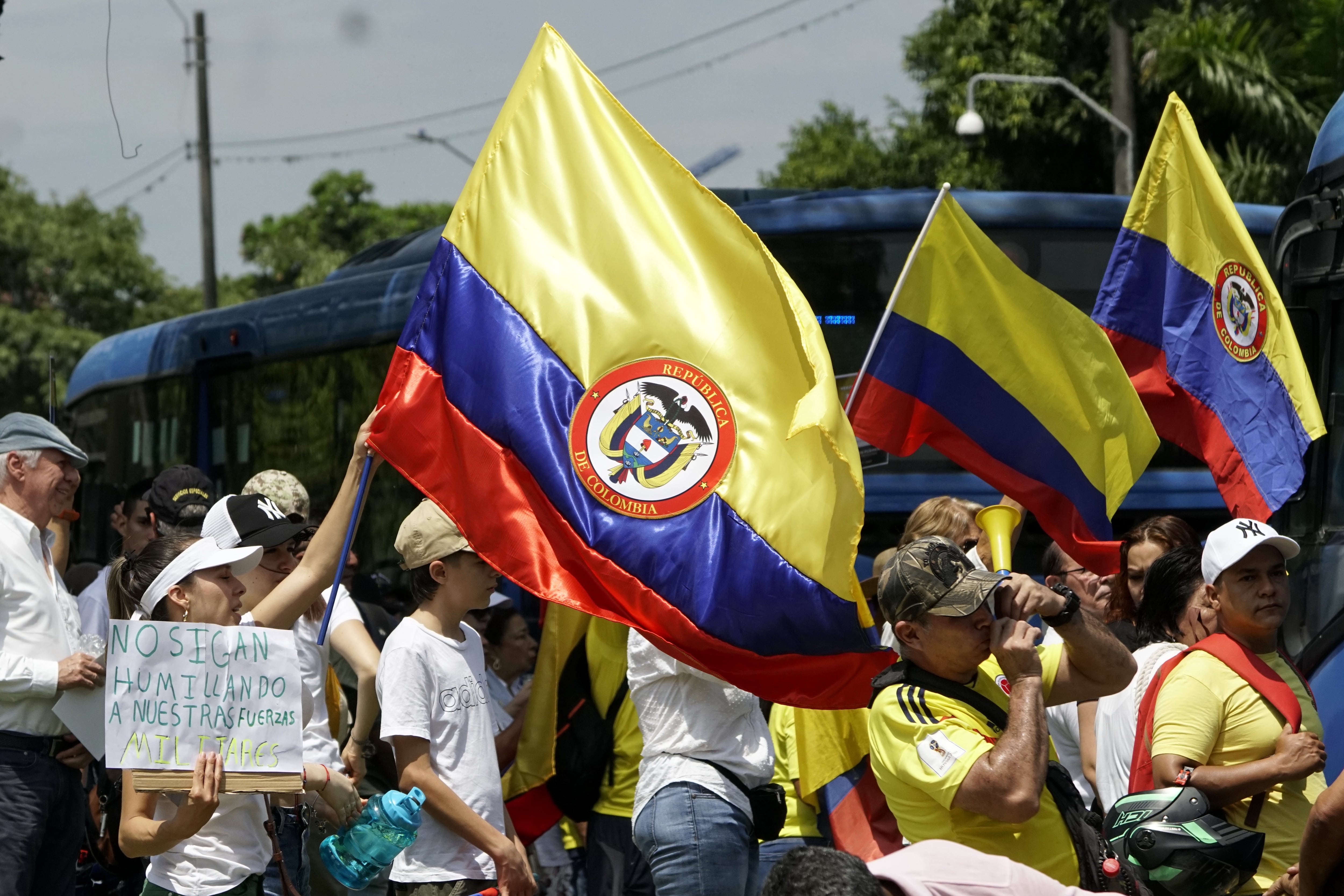 Cientos de personas, entre ex militares, familiares de soldados caídos en combate, empresarios y gente del común, realizaron un plantón en respaldo a la fuerza pública frente al batallón Pichincha.