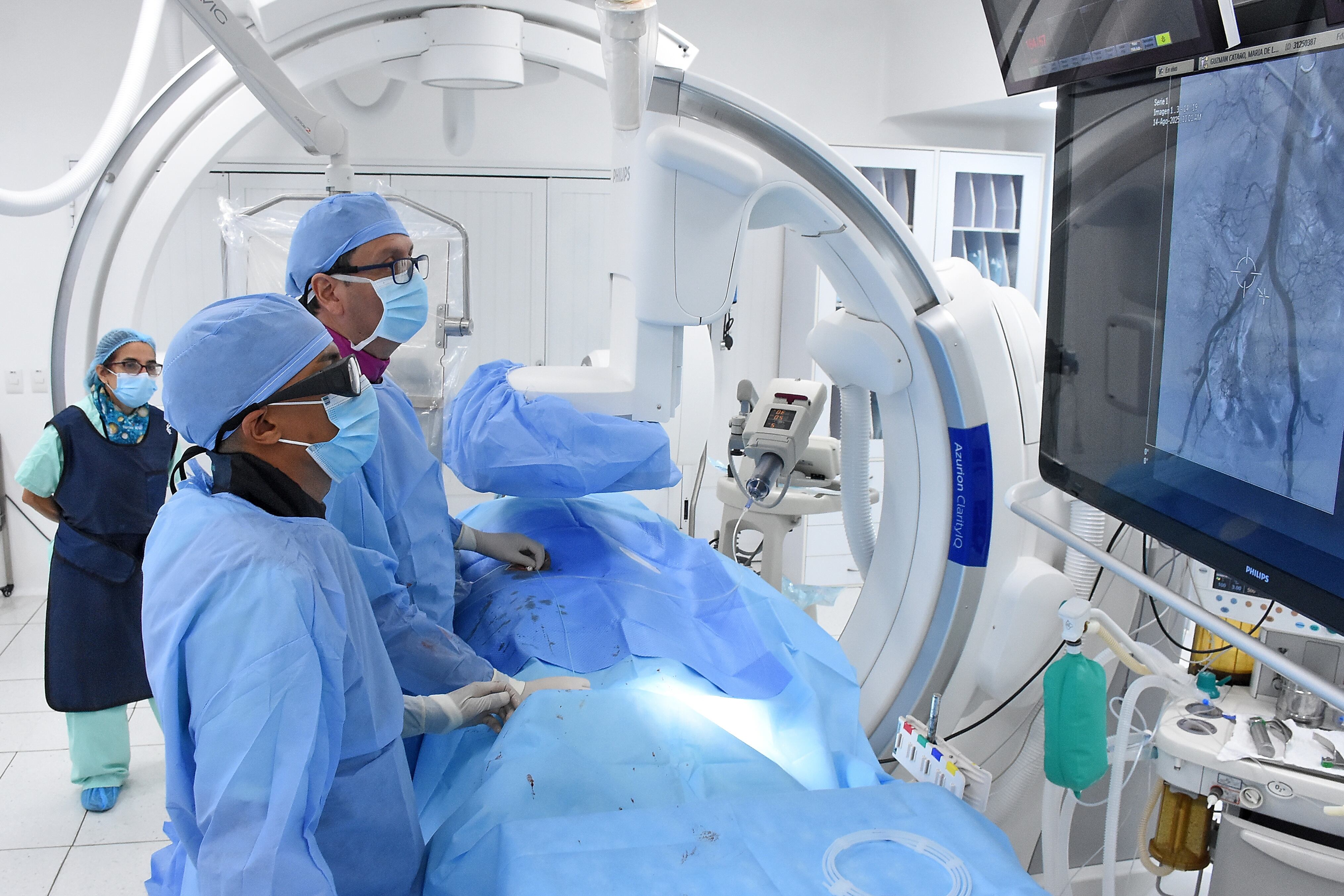 ANGIÓGRAFO EN PROCEDIMIENTO MÉDICO, USAR IMÁGENES SOLO  RELACIONADAS A ESTE TEMA.