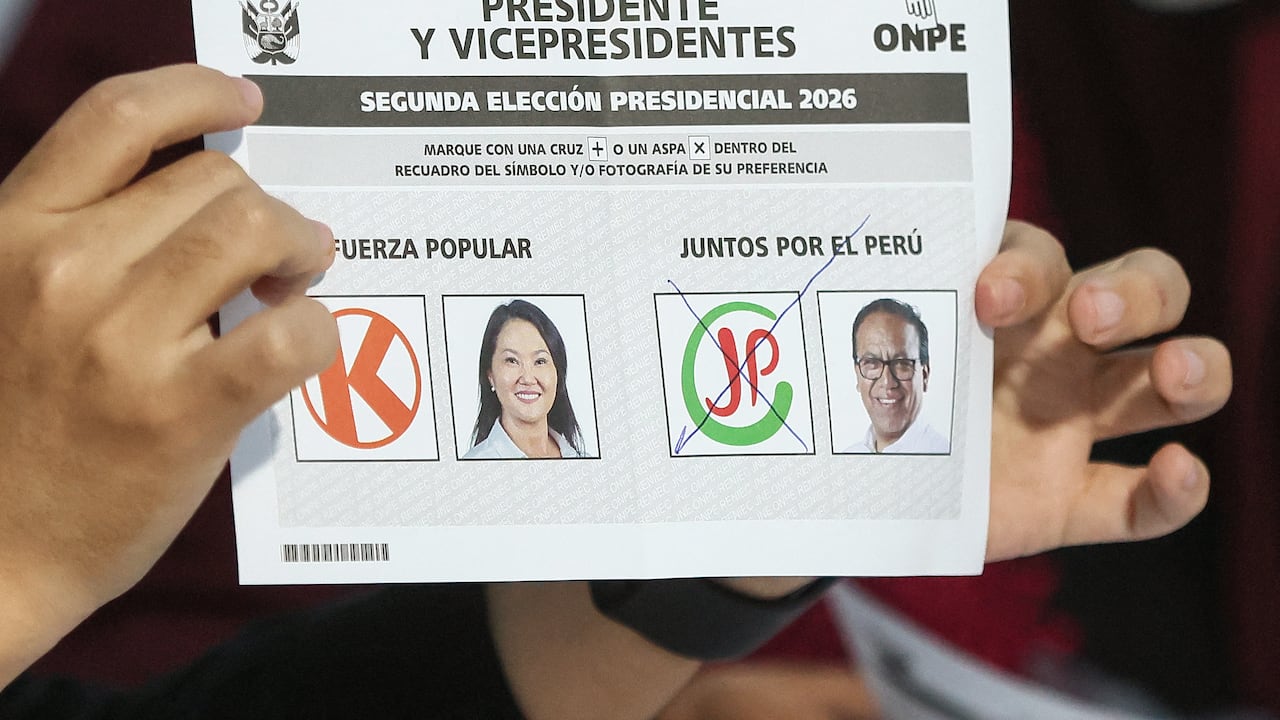 Las autoridades electorales continúan el escrutinio de actas observadas mientras se mantiene la incertidumbre sobre el resultado final.