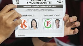 Un funcionario electoral peruano muestra una papeleta a favor del candidato presidencial Roberto Sánchez durante el recuento de votos de la segunda vuelta de las elecciones presidenciales en Lima, el 7 de junio de 2026. Los peruanos elegirán a su noveno presidente en 10 años, en una reñida segunda vuelta entre la conservadora Keiko Fujimori y el izquierdista Roberto Sánchez, quienes buscan ganarse el voto de electores hartos del caos político y el aumento de la delincuencia.