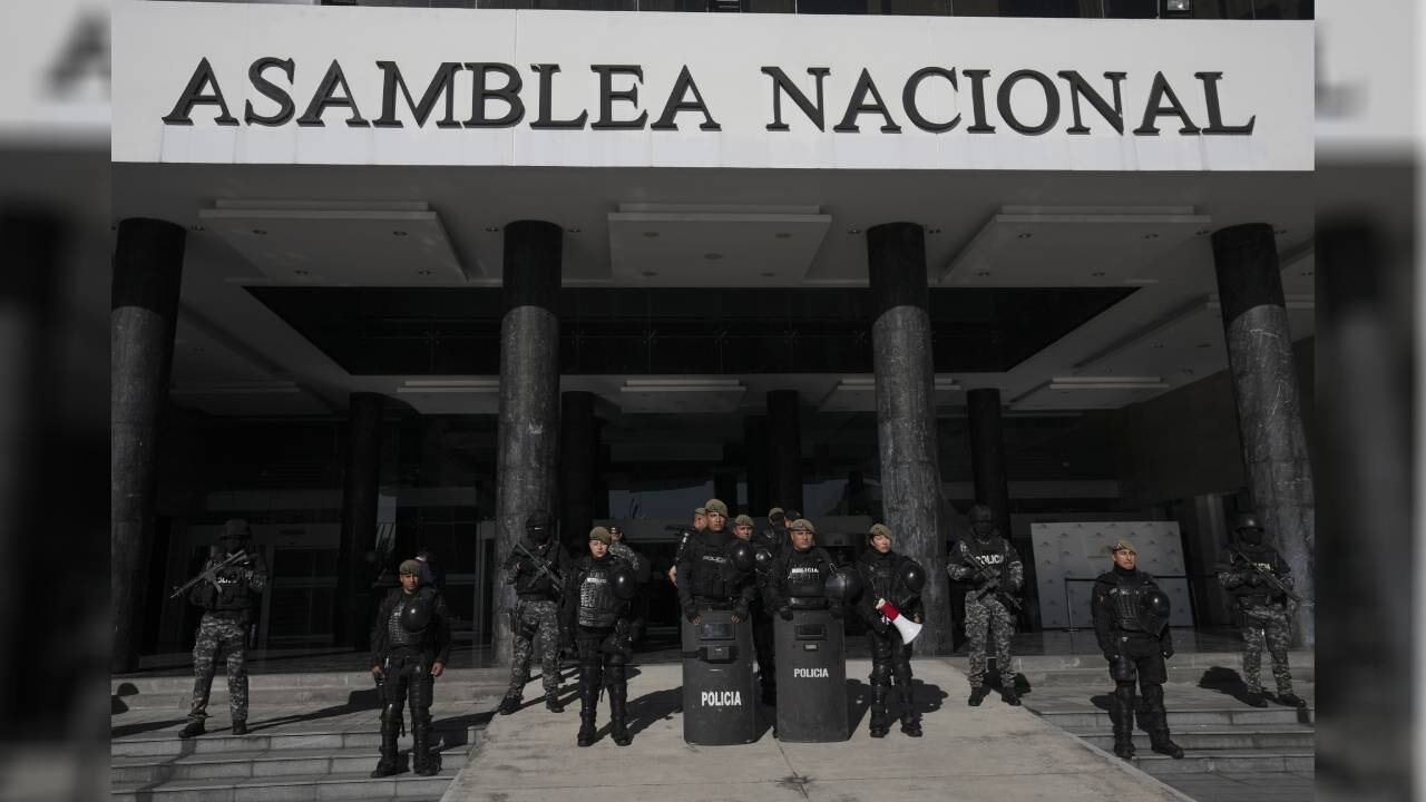 La policía custodia la Asamblea Nacional en Quito, Ecuador, el miércoles 17 de mayo de 2023.