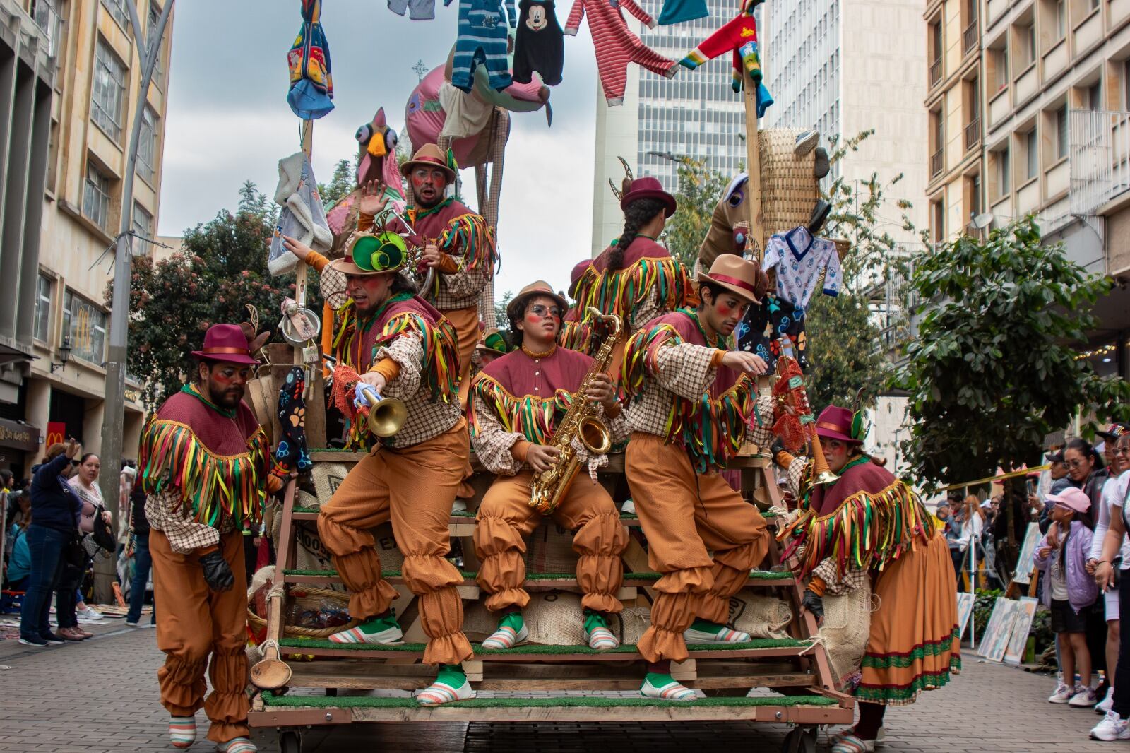 Este sábado Día de Velitas habrá desfile por la Carrera Séptima en Bogotá. Colectivo Teatral Luz de Luna.